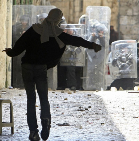 مواجهات بين الشرطة والمصلين بعد إقتحام ساحة المسجد الأقصى صورة رقم 5