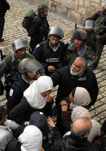 مواجهات بين الشرطة والمصلين بعد إقتحام ساحة المسجد الأقصى صورة رقم 1