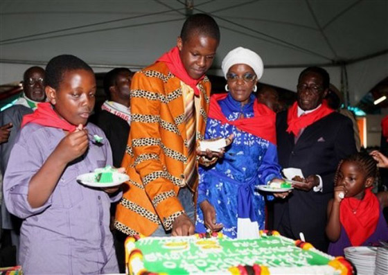 موغابي يحتفل بعيد ميلادة الـ 86 بطعام يكفي لـ 50 قرية!!        صورة رقم 3