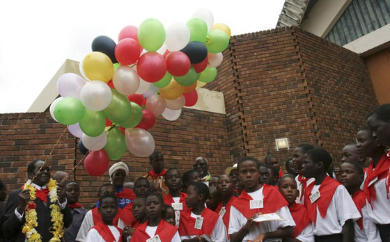 موغابي يحتفل بعيد ميلادة الـ 86 بطعام يكفي لـ 50 قرية!!        صورة رقم 2