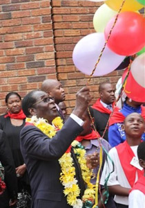 موغابي يحتفل بعيد ميلادة الـ 86 بطعام يكفي لـ 50 قرية!!        صورة رقم 1