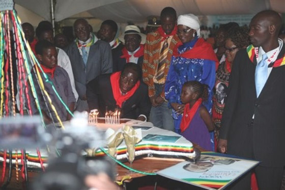 موغابي يحتفل بعيد ميلادة الـ 86 بطعام يكفي لـ 50 قرية!!        صورة رقم 9