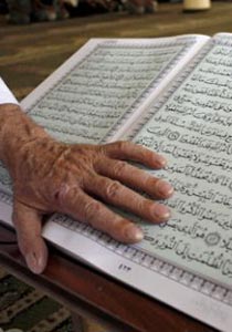 جدل بالكويت بعد تجسيد الرسول وظهوره بمسرحية يحمل مصحفًا! صورة رقم 1