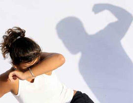 أب ينهال على ابنته بالضرب لمدة ساعتين متتاليتين بمساعدة ولديه! صورة رقم 1