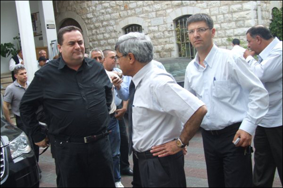 وزير المواصلات يزور الناصرة ويطلع على طلبات بلديتها صورة رقم 4 وزير المواصلات يزور الناصرة ويطلع على طلبات بلديتها صورة رقم 4