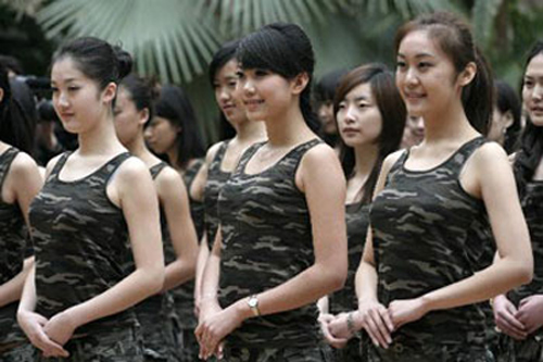 الصين تحتل الفضاء بخمسة رجال وامرأتين صورة رقم 2 الصين تحتل الفضاء بخمسة رجال وامرأتين صورة رقم 2