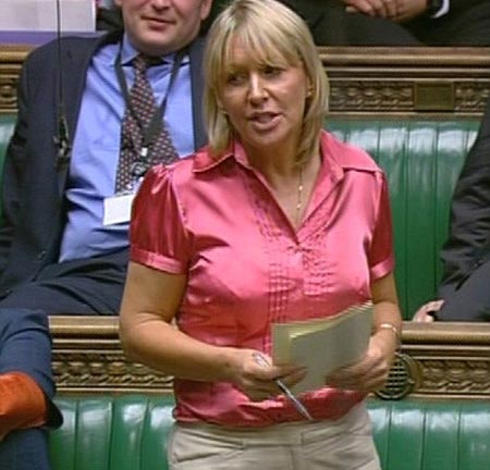 النائبة نادين: الملابس الداخلية على الباصات احتقار للمرأة  صورة رقم 4