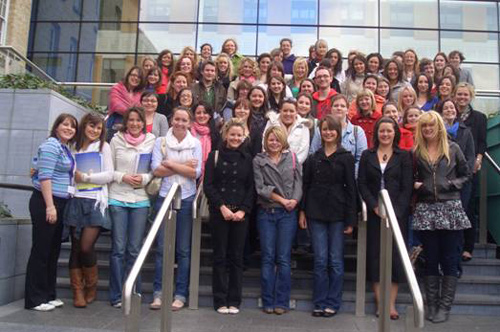 عاطل عن العمل يحمل لافتة: 