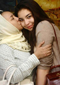 محكمة ماليزيا تغرّم ضحية الأمير التي اغتصبها وأساء معاملتها!  صورة رقم 1