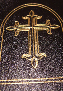 في معرض الكتاب.. المكتبات تدعو المحجبات لشراء الإنجيل بجنيه صورة رقم 1