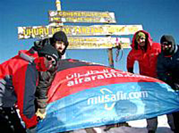 اماراتيون يتسلقون جبل كليمنجارو من أجل رفع الوعي لمكافحة الملاريا صورة رقم 1