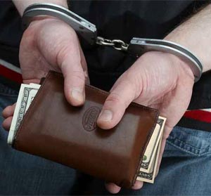 سارق يسلم الشرطة محفظة سرقها قبل 40 سنة! صورة رقم 1 سارق يسلم الشرطة محفظة سرقها قبل 40 سنة! صورة رقم 1