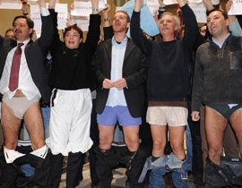 مظاهرة منزوعة.. رؤساء بلديات ايطالية احتجوا بملابسهم الداخلية! صورة رقم 1 مظاهرة منزوعة.. رؤساء بلديات ايطالية احتجوا بملابسهم الداخلية! صورة رقم 1