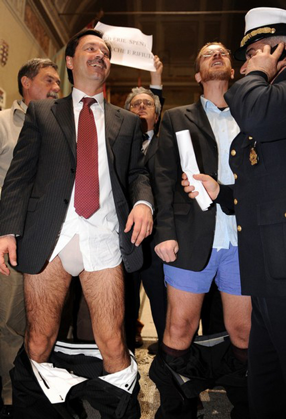 مظاهرة منزوعة.. رؤساء بلديات ايطالية احتجوا بملابسهم الداخلية! صورة رقم 5 مظاهرة منزوعة.. رؤساء بلديات ايطالية احتجوا بملابسهم الداخلية! صورة رقم 5