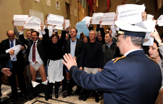 مظاهرة منزوعة.. رؤساء بلديات ايطالية احتجوا بملابسهم الداخلية! صورة رقم 4 مظاهرة منزوعة.. رؤساء بلديات ايطالية احتجوا بملابسهم الداخلية! صورة رقم 4