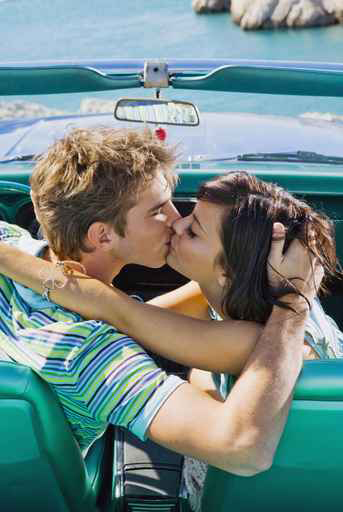 شرطي يقبّل صديقته خلال دوامه للتباهي بزيه العسكري! صورة رقم 1 شرطي يقبّل صديقته خلال دوامه للتباهي بزيه العسكري! صورة رقم 1