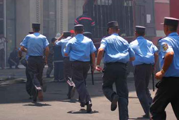 ضابط دفاع يتجاوز اشارة حمراء وينهال بالضرب على رجال النجدة! صورة رقم 1