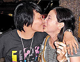 قبلة فرنسيّة تعزل ضابطة استخبارات من منصبها!! صورة رقم 1 قبلة فرنسيّة تعزل ضابطة استخبارات من منصبها!! صورة رقم 1