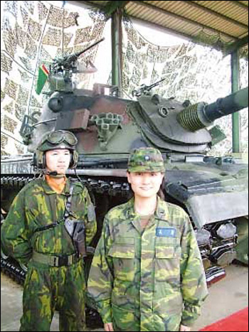 قبلة فرنسيّة تعزل ضابطة استخبارات من منصبها!! صورة رقم 2 قبلة فرنسيّة تعزل ضابطة استخبارات من منصبها!! صورة رقم 2