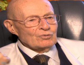 تجاوز المائة وأنجب 18 ألف مولود من بينهم شريكه في العيادة! صورة رقم 1