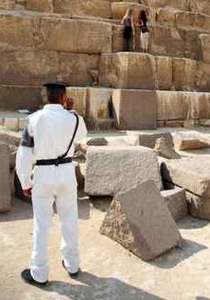 شرطي يمارس أعمال 