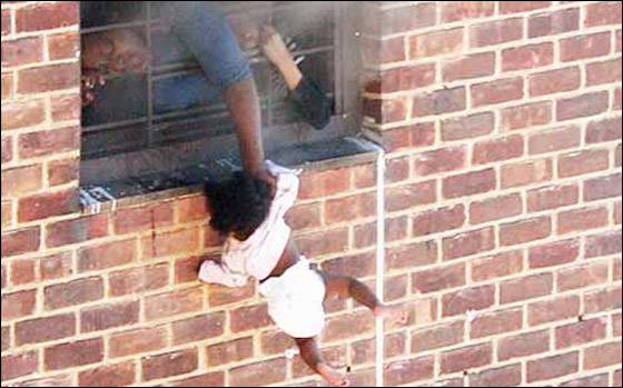 طفلة سبعة أشهر تتدلّى من نافذة منزل في الطابق الخامس لتتنفس! صورة رقم 1