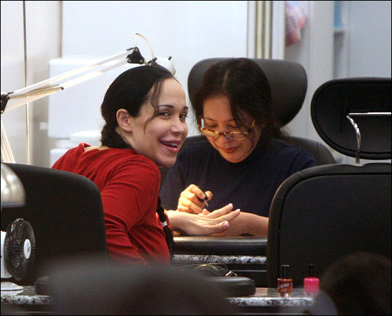 أم التوائم الثمانية.. تُطرد من بيتها!! صورة رقم 4 أم التوائم الثمانية.. تُطرد من بيتها!! صورة رقم 4