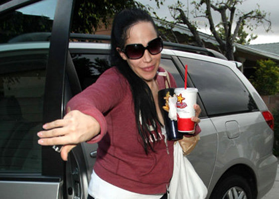 أم التوائم الثمانية.. تُطرد من بيتها!! صورة رقم 6 أم التوائم الثمانية.. تُطرد من بيتها!! صورة رقم 6