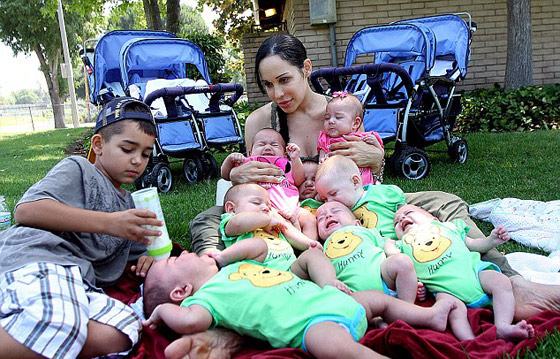 أم التوائم الثمانية.. تُطرد من بيتها!! صورة رقم 3 أم التوائم الثمانية.. تُطرد من بيتها!! صورة رقم 3