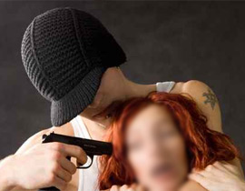 سرقهما وهتك عرضهما وصورهما عاريتين! صورة رقم 1