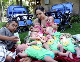 أم التوائم الثمانية.. تُطرد من بيتها!! صورة رقم 1 أم التوائم الثمانية.. تُطرد من بيتها!! صورة رقم 1