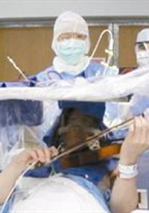 مريض يعزف على آلة الكمان خلال عملية جراحية في دماغه! صورة رقم 1 مريض يعزف على آلة الكمان خلال عملية جراحية في دماغه! صورة رقم 1