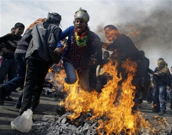 يوم  النوروز: خلاص للإنسانية من العبودية وحرق للذنوب  صورة رقم 2