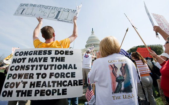 بصق وهتافات عنصرية من محتجين جمهوريين ضد نائب مسلم!   صورة رقم 4