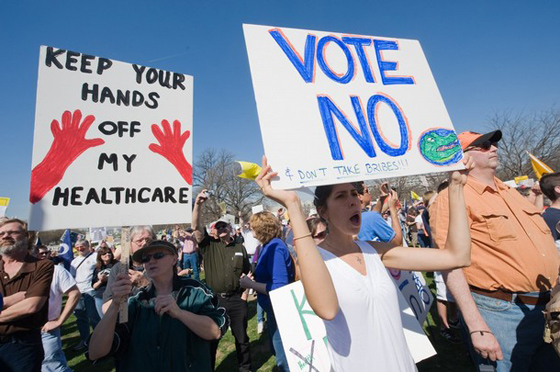 بصق وهتافات عنصرية من محتجين جمهوريين ضد نائب مسلم!   صورة رقم 6