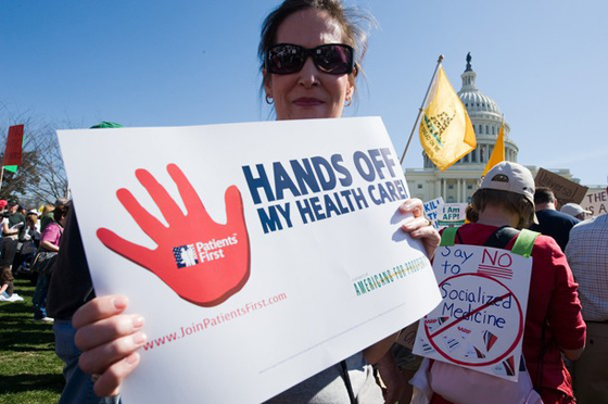 بصق وهتافات عنصرية من محتجين جمهوريين ضد نائب مسلم!   صورة رقم 5