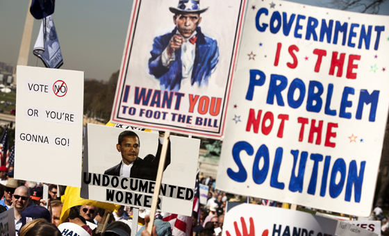 بصق وهتافات عنصرية من محتجين جمهوريين ضد نائب مسلم!   صورة رقم 2