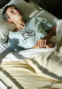 بعد 20 عاما من النزيف.. الأطباء يسمحون لمريضة بتجويع نفسها! صورة رقم 1 بعد 20 عاما من النزيف.. الأطباء يسمحون لمريضة بتجويع نفسها! صورة رقم 1