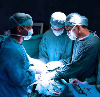 طبيب يحطم غرفة العمليات ويتعدى على زملائه.. لعدم دعوته!!! صورة رقم 1 طبيب يحطم غرفة العمليات ويتعدى على زملائه.. لعدم دعوته!!! صورة رقم 1