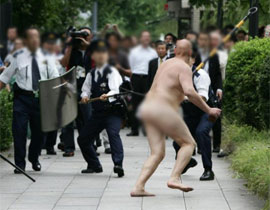 سائح يتجول عاريا والشرطة تحوله الى مستشفى الامراض العقلية صورة رقم 1