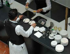 نادل تونسي يرفض 90 مليون دولار هدية من البنك!! صورة رقم 1 نادل تونسي يرفض 90 مليون دولار هدية من البنك!! صورة رقم 1