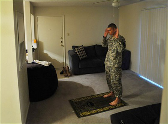 حتى في القاعدة العسكرية معاناة الجندي الأمريكي المسلم لا تنتهي  صورة رقم 3