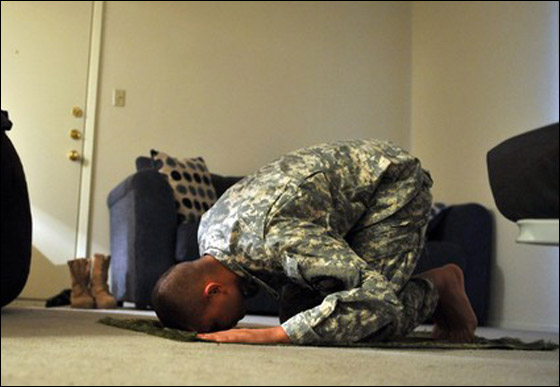 حتى في القاعدة العسكرية معاناة الجندي الأمريكي المسلم لا تنتهي  صورة رقم 2