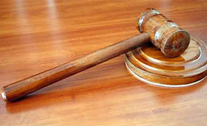 قاضي يشنق نفسه على سلّم المحكمة! صورة رقم 1