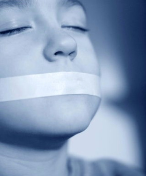 في روضة الأطفال.. المعلمة تسكت الطفلة بشريط لاصق!! صورة رقم 1