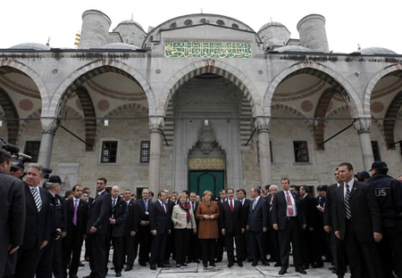 هل يحق لميركل دخول المسجد بحذائها ودون تغطية شعرها؟!   صورة رقم 13