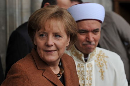 هل يحق لميركل دخول المسجد بحذائها ودون تغطية شعرها؟!   صورة رقم 11