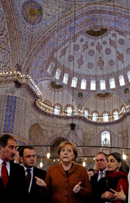 هل يحق لميركل دخول المسجد بحذائها ودون تغطية شعرها؟!   صورة رقم 6