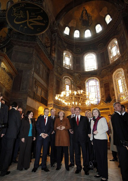 هل يحق لميركل دخول المسجد بحذائها ودون تغطية شعرها؟!   صورة رقم 5