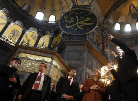 هل يحق لميركل دخول المسجد بحذائها ودون تغطية شعرها؟!   صورة رقم 9